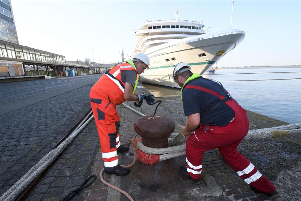 Kreuzfahrt-Quartett in Bremerhaven: Vier Kreuzfahrtschiffe legen an der Columbus...