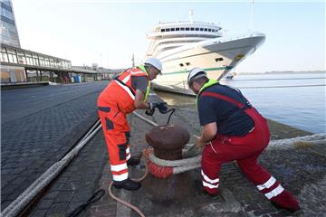 Kreuzfahrt-Quartett in Bremerhaven: Vier Kreuzfahrtschiffe legen an der Columbus...