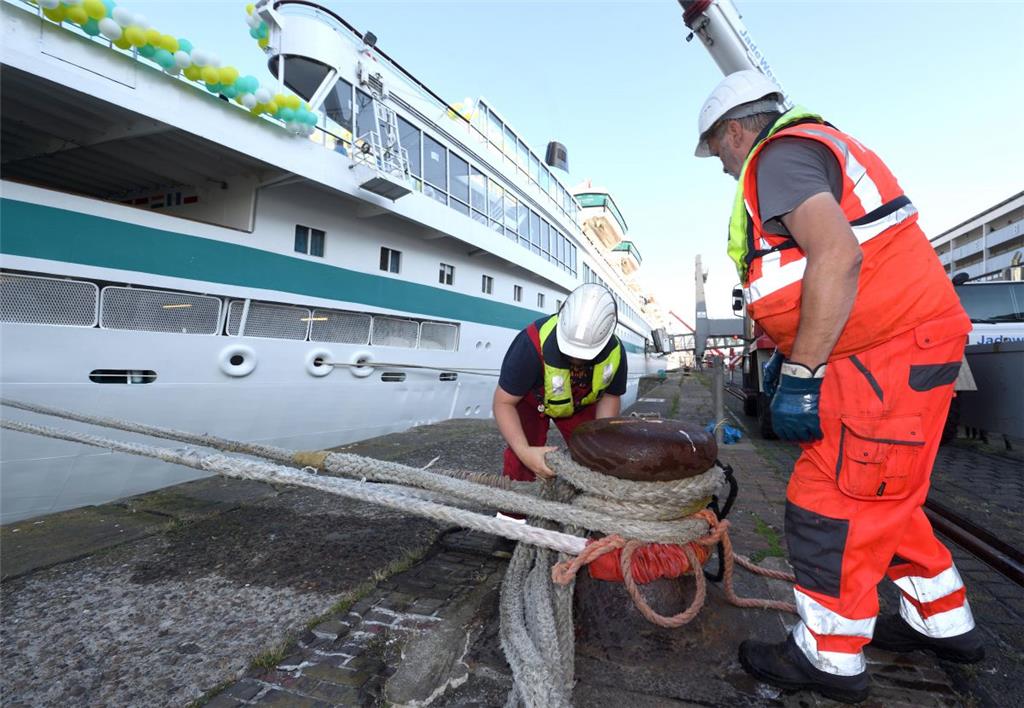 Kreuzfahrt-Quartett in Bremerhaven: Vier Kreuzfahrtschiffe legen an der Columbus...