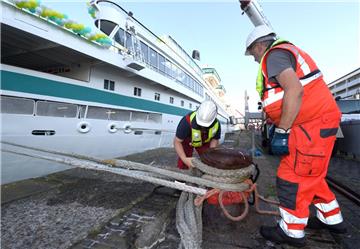 Kreuzfahrt-Quartett in Bremerhaven: Vier Kreuzfahrtschiffe legen an der Columbus...