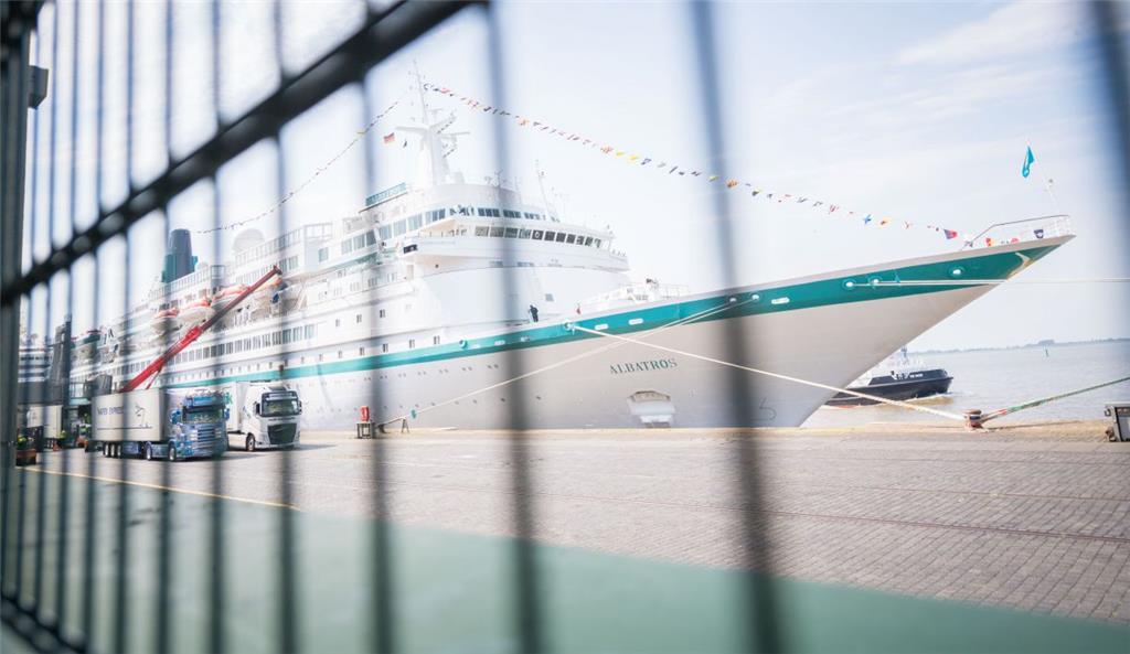 Kreuzfahrt-Quartett in Bremerhaven: Vier Kreuzfahrtschiffe legen an der Columbus...