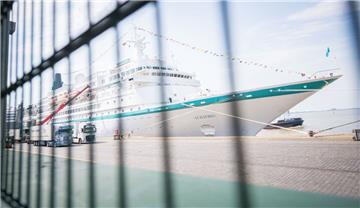 Kreuzfahrt-Quartett in Bremerhaven: Vier Kreuzfahrtschiffe legen an der Columbus...