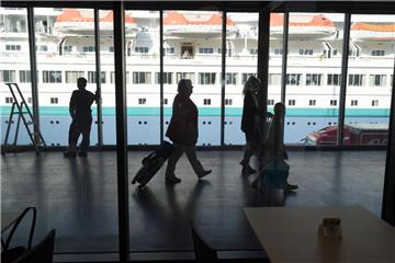 Kreuzfahrt-Quartett in Bremerhaven: Vier Kreuzfahrtschiffe legen an der Columbus...