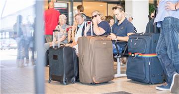 Kreuzfahrt-Quartett in Bremerhaven: Vier Kreuzfahrtschiffe legen an der Columbus...