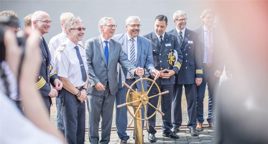Kreuzfahrt-Quartett in Bremerhaven: Vier Kreuzfahrtschiffe legen an der Columbus...