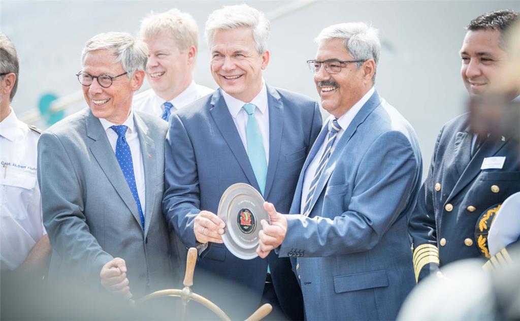 Kreuzfahrt-Quartett in Bremerhaven: Vier Kreuzfahrtschiffe legen an der Columbus...
