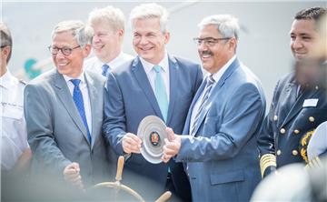 Kreuzfahrt-Quartett in Bremerhaven: Vier Kreuzfahrtschiffe legen an der Columbus...