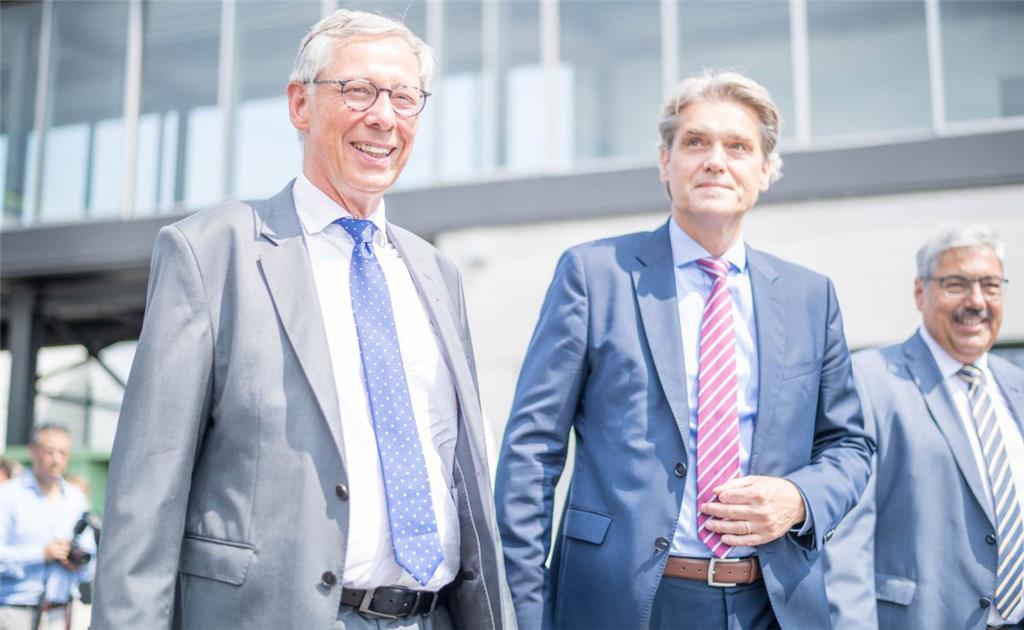 Kreuzfahrt-Quartett in Bremerhaven: Vier Kreuzfahrtschiffe legen an der Columbus...