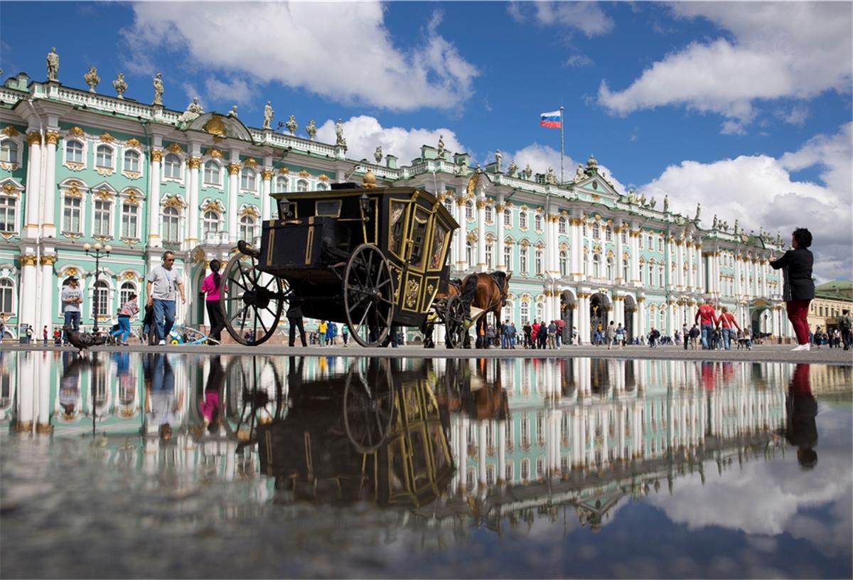 Reedereien streichen Kreuzfahrtanläufe in St. Petersburg ouristen und Besucher sind am 02.07.2017 im St. Petersburg (Russland) auf dem Schlossplatz vor dem Winterpalast unterwegs.