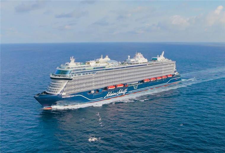 Diese Fehler unbedingt vermeiden! Tipps für Kreuzfahrt-Neulinge Ein Schiff auf dem Meer.