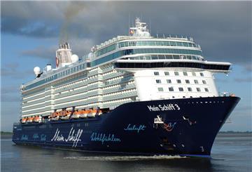 Die Mein Schiff 3 fährt auf dem Wasser. Im August 2025 wird sie wieder in Bremerhaven anlegen. 