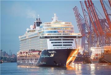 Die Mein Schiff 2 fährt in den Hafen von Bremerhaven ein. Im September kommt das Schiff wieder zum Cruise Port.