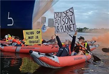 Aktivisten auf einem Schlauchboot blockieren ein Kreuzfahrtschiff.