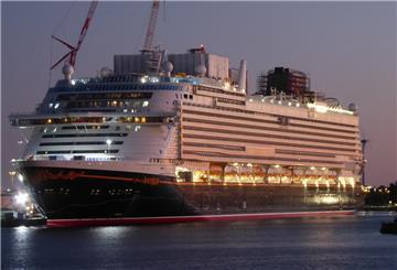 Ein Kreuzfahrtschiff auf dem Wasser. 