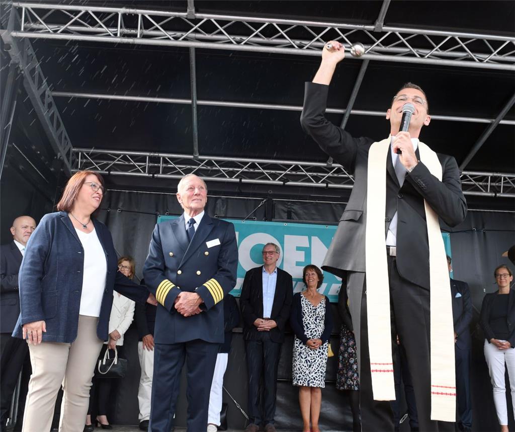 Kreuzfahrtseelsorger Rolf Apholte segnet die Amera. Foto: Scheer