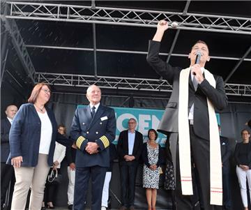 Kreuzfahrtseelsorger Rolf Apholte segnet die Amera. Foto: Scheer