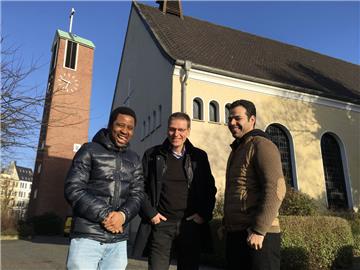 Kreuzkirchenpastor Götz Weber (Mitte) ist glücklich über das ehrenamtliche Engagement von Willy Sandjong (links) und Hussein Heidari. Beide kandidieren für den Kirchenvorstand.