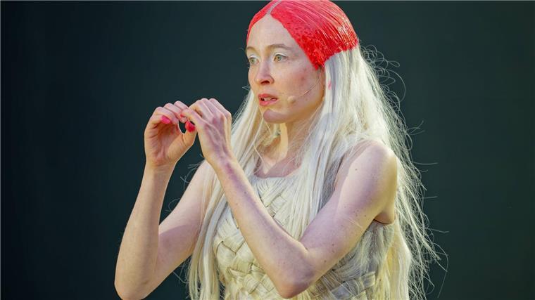 Kampf im Kies - Nibelungen-Festspiele zeigen „See aus Asche“ Kriemhild Hamann als zunächst zerbrechliche, dann rachedurstige Kriemhild. (Archivfoto)