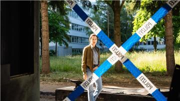 Kriminalhauptkommissare Cris Blohm (Johanna Wokalek) kommt nochmal an den Ort des Brandes.