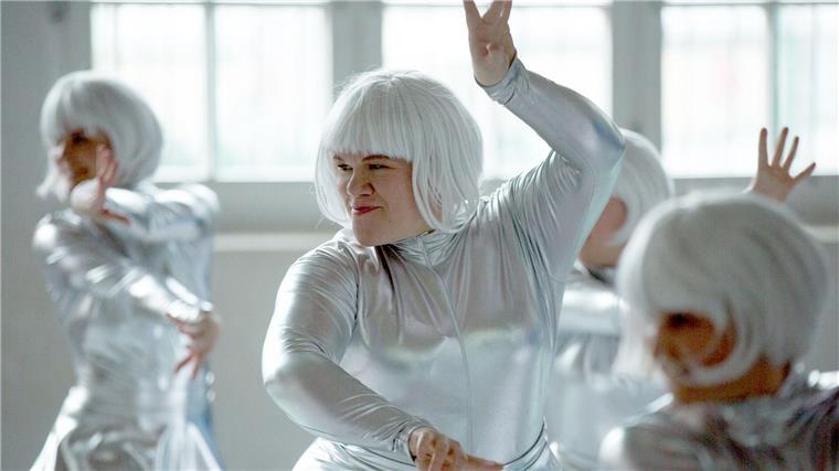 Kriminalkommissarin Alexandra Luschke (Gisa Flake, M) probt mit ihrer Tanzgruppe (Jazzy Diamonds Cottbus) für den Auftritt beim Cottbusser Karnevalsumzug.