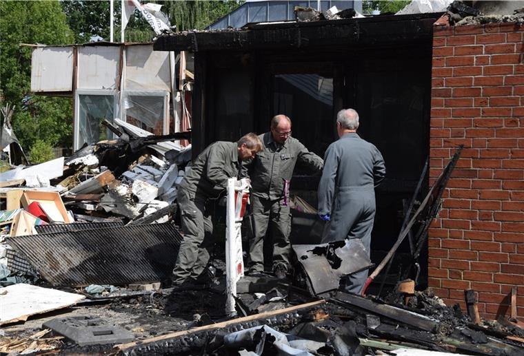 Nach Kita-Brand in Zeven: Suche nach Ursache beginnt Kriminaltechniker und Brandermittler untersuchen die Brandstelle an der Zevener DRK-Kita.