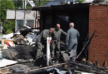 Kriminaltechniker und Brandermittler untersuchen die Brandstelle an der Zevener DRK-Kita.