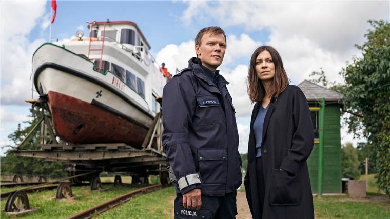 Der Tote vom Partyschiff - „Masuren-Krimi“ im Ersten Kriminaltechnikerin Viktoria Wex (Claudia Eisinger) und der Polizist Leon Pawlak (Sebastian Hülk) versuchen den Tod eines Ertrunkenen aufzuklären.
