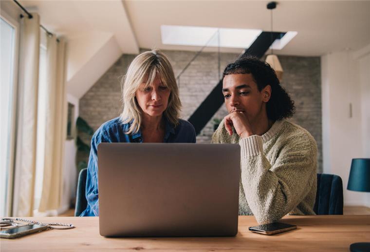 Job-Scamming: Traumjobs entpuppen sich als teure Betrugsmasche ILLUSTRATION - Sie sollen für einen Arbeitgeber ihre persönlichen Daten über ein Video-Ident-Verfahren verifizieren? Hinter solchen Aufforderungen stecken oft Betrüger mit kriminellen Interessen. (zu dpa: «Job-Scamming: Wo Betrugsmaschen im Bewerbungsprozess lauern») Foto: Zacharie Scheurer/dpa-tmn - Honorarfrei nur für Bezieher des dpa-Themendienstes +++ dpa-Themendienst +++