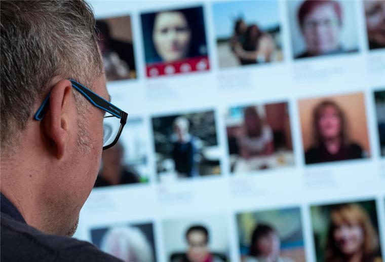 Niedersachsen: Immer mehr Erpressungen mit Nacktbildern nach Online-Flirts Ein Mann surft auf seinem PC auf einer Dating Plattform