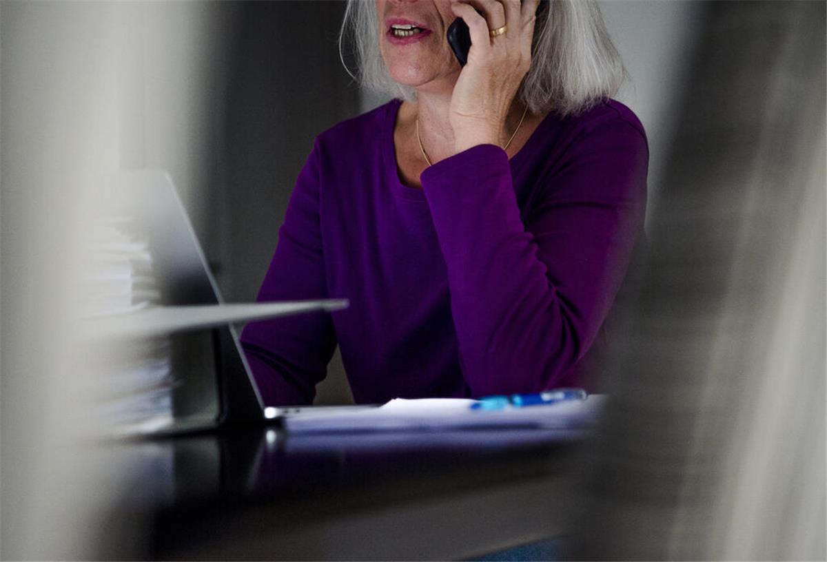 Vorsicht, Renten-Schock am Telefon! Diese Masche zieht vielen das Geld ab Eine Seniorin telefoniert Kriminelle geben sich am Telefon als Rentenberater aus und drohen mit Rentenpfändung – alles frei erfunden. Die DRV rät: Nicht zahlen, nicht verunsichern lassen, sofort auflegen und Anzeige erstatten.