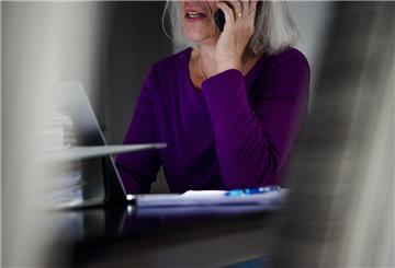 Eine Seniorin telefoniert Kriminelle geben sich am Telefon als Rentenberater aus und drohen mit Rentenpfändung – alles frei erfunden. Die DRV rät: Nicht zahlen, nicht verunsichern lassen, sofort auflegen und Anzeige erstatten.