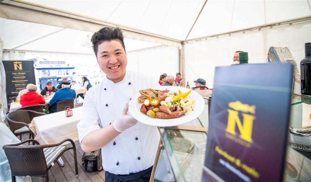 Krishan Peterson  vom Restaurant Natusch zeigt auf der Schlemmermeile eine Antip...