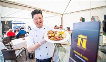 Krishan Peterson  vom Restaurant Natusch zeigt auf der Schlemmermeile eine Antip...