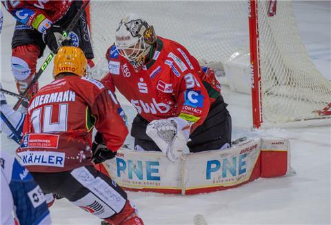 Kristers Gudlevskis packt wieder kraftvoll zu.