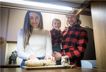 Kristin Moore schneidet schon das Baguette für das ‚Essen auf. Huxley und Mike sind hungrig.