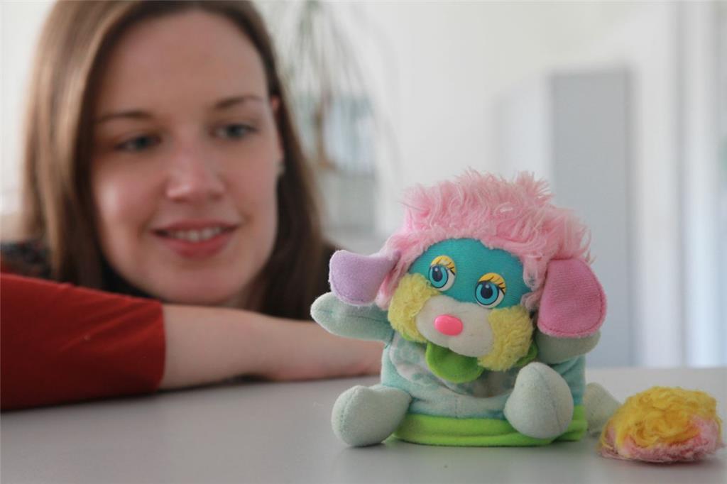 Kristin Seelbach: Mein Poppel begleitet mich, seit ich denken kann. So lange, dass ich nicht mal mehr genau weiß, wann er zu mir gekommen ist. Vermutlich, als ich etwa zwei war. Ins Herz geschlossen habe ich das bunte Wesen, das sich in eine Blume verwandeln kann, jedenfalls sofort. Und es überall hin mitgenommen. Sogar meine acht Umzüge hat er mitgemacht.