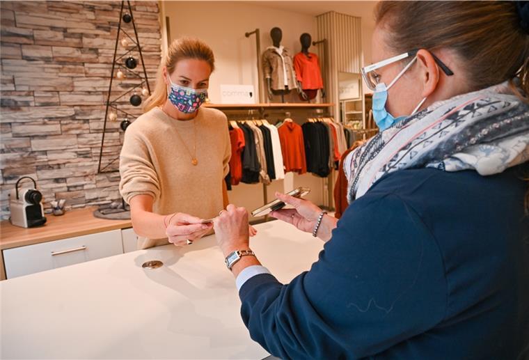 Kristina Holscher vom Modehaus Holscher zeigt mit ihrer Mitarbeiterin Sabine Stolle, wie sie die 2G-Regel umsetzen will. Foto Scheschonka