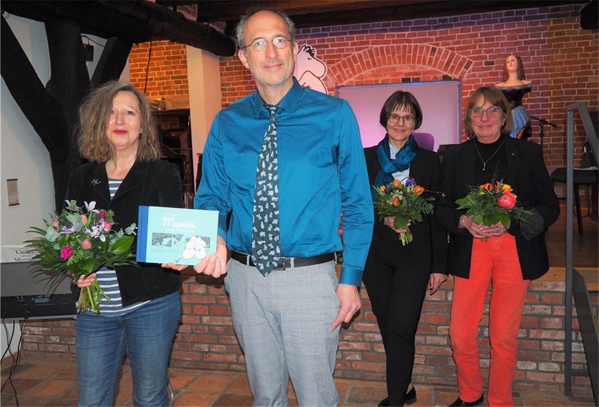 Braker Gesellschaft gibt Mumin-Buch heraus Kristina Maidt-Zinke (von links), Christian Panse, Barbara Müller und Eleonore Gollenstede bei der Vorstellung des Mumin-Buches im Haus Borgstede & Becker in Brake.