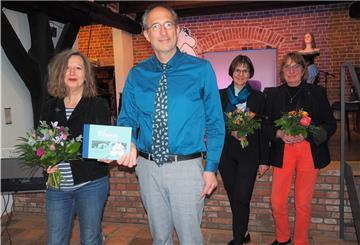 Kristina Maidt-Zinke (von links), Christian Panse, Barbara Müller und Eleonore Gollenstede bei der Vorstellung des Mumin-Buches im Haus Borgstede & Becker in Brake.