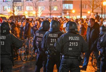 Polizisten bei einer Demo in Bremerhaven