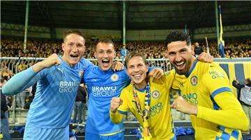 Kritisiert den eigenen Verein: Braunschweigs Sven Köhler (2. v.l.), zusammen mit Ron-Thorben Hoffmann, Lino Tempelmann und Fabio Kaufmann nach der erfolgreichen Relegation gegen den 1. FC Saarbrücken.