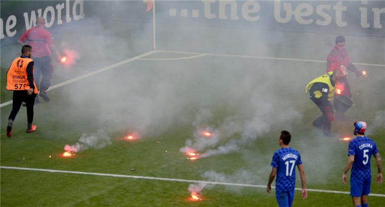 Kroatische Fans sorgten im Spiel gegen Tschechien für einen Skandal, indem sie bengalische Feuer aufs Spielfeld warfen. Foto Gunther/dpa
