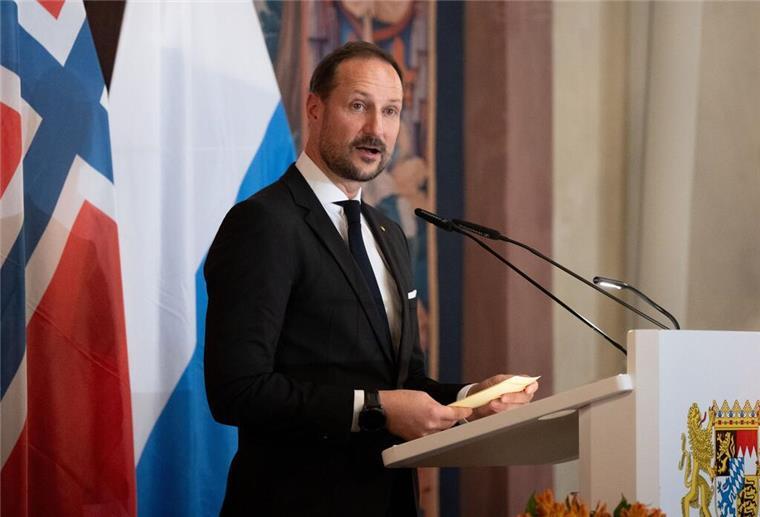 Kronprinz Haakon spricht in der Münchner Residenz beim Empfang der bayerischen Staatsregierung.