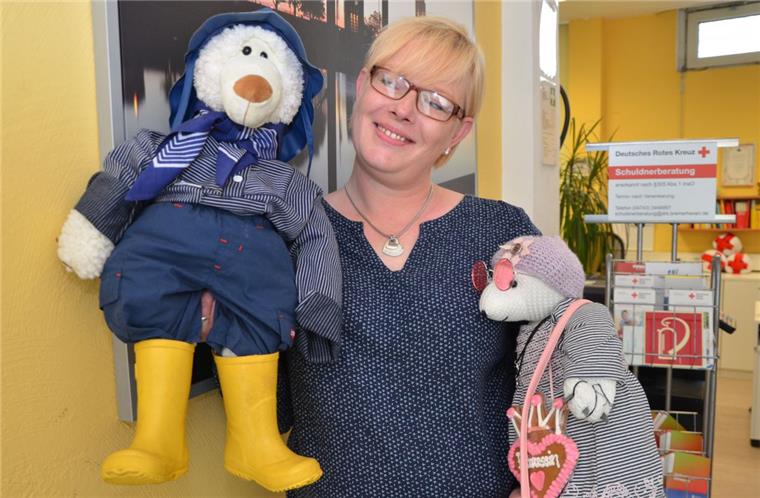 Kuddel und seine Mine mit Schuldenberaterin Yvonne Hünken. Der Bär ist unter dem Suchbegriff „Kuddel Backfisch“ auf Facebook zu finden. 