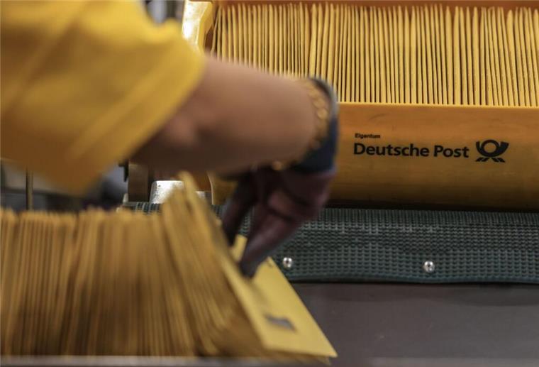 Postgesetz wird modernisiert: Was ihr jetzt wissen müsst Künftig müssen Briefe an sechs Tagen die Woche zugestellt werden - also auch an Montagen.