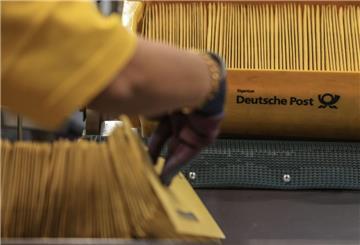 Künftig müssen Briefe an sechs Tagen die Woche zugestellt werden - also auch an Montagen.