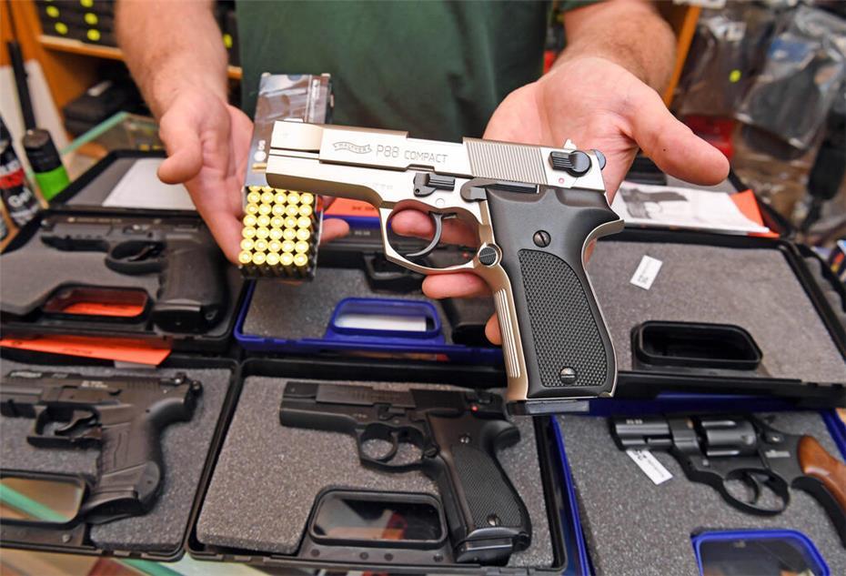In einem Waffengeschäft werden verschiedene Schreckschusswaffen und Schreckschusspatronen gezeigt.
