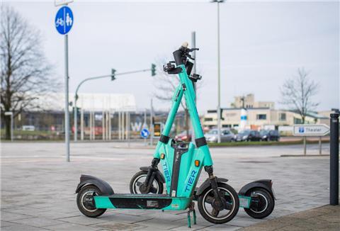 E-Roller der Marke Tier stehen abgestellt an der Columbusstraße Bremerhaven.