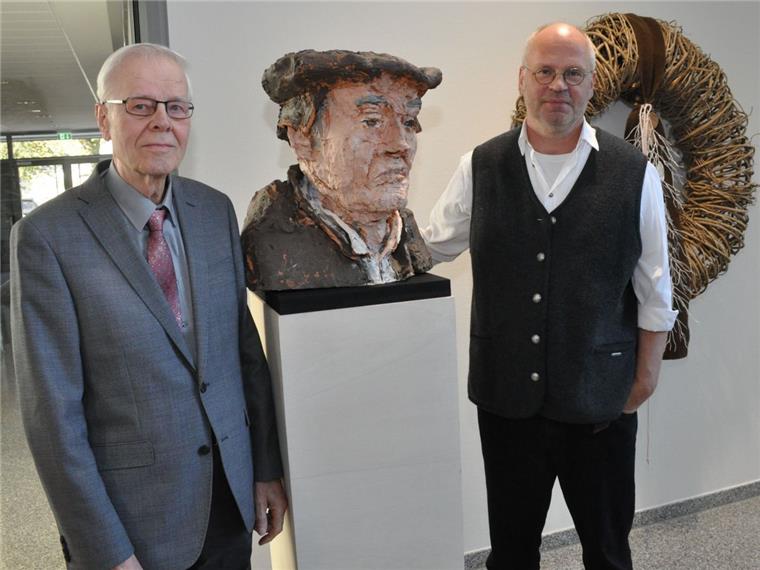 Künstler Harald Birck (rechts) mit der Luther-Büste, die jetzt in Selsingen beheimatet ist. Als "Modell" hatte ihm der Selsinger Ehren-Samtgemeindebürgermeister  Hans-Hermann Brandt (links) gesessen.