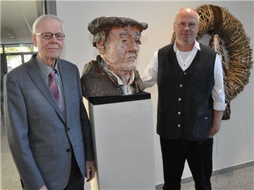 Künstler Harald Birck (rechts) mit der Luther-Büste, die jetzt in Selsingen beheimatet ist. Als "Modell" hatte ihm der Selsinger Ehren-Samtgemeindebürgermeister  Hans-Hermann Brandt (links) gesessen.